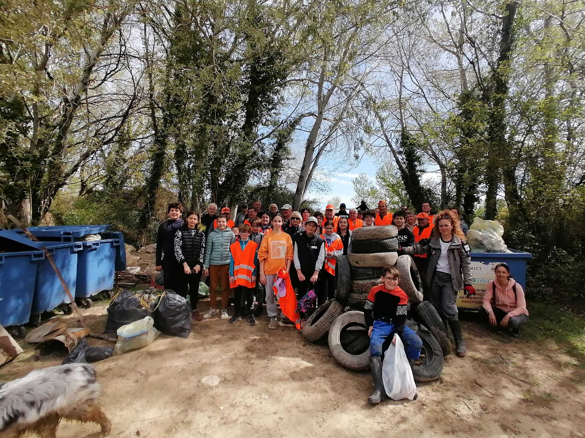 dimanche de ramassage des déchets sur le site naturel du Planas, à Pujaut dans le Gard